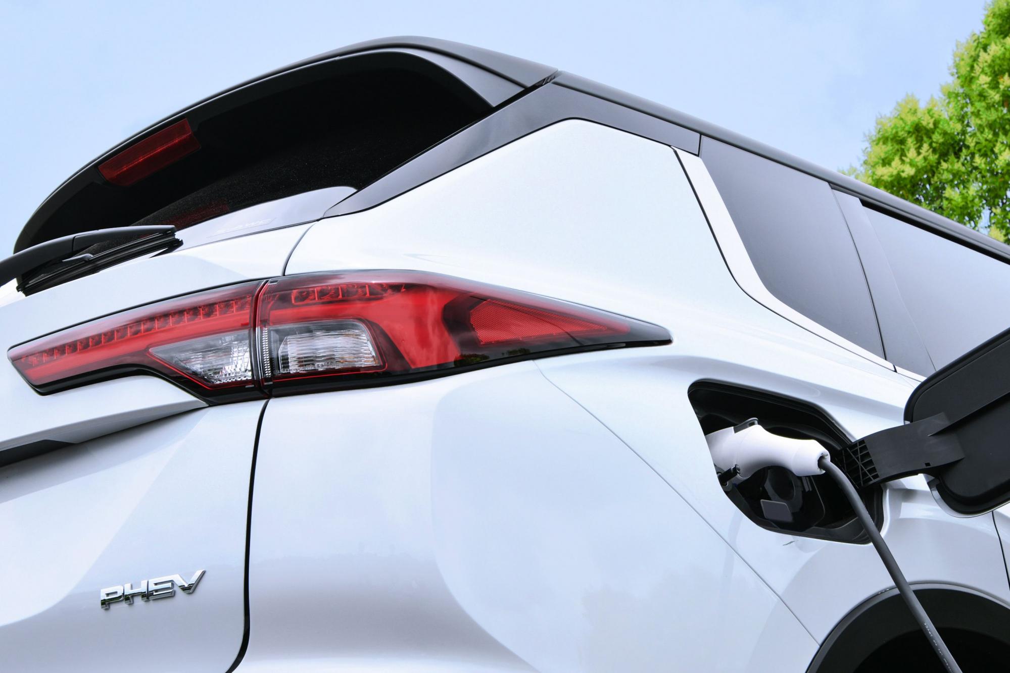 Новый Mitsubishi Outlander получил улучшенную гибридную версию с двумя электромоторами